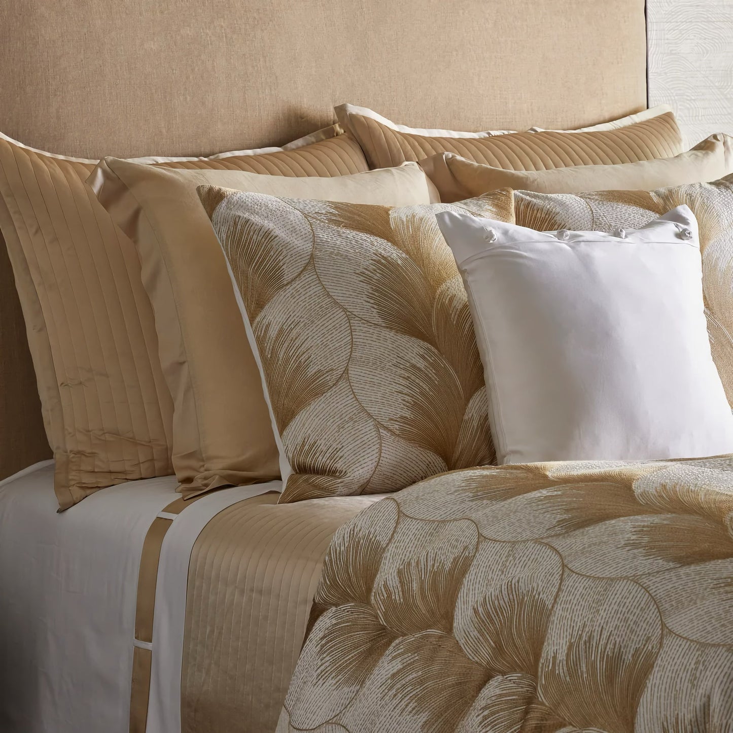 The Met x Ann Gish Fan Duvet Cover and Decorative Pillow - White/Gold