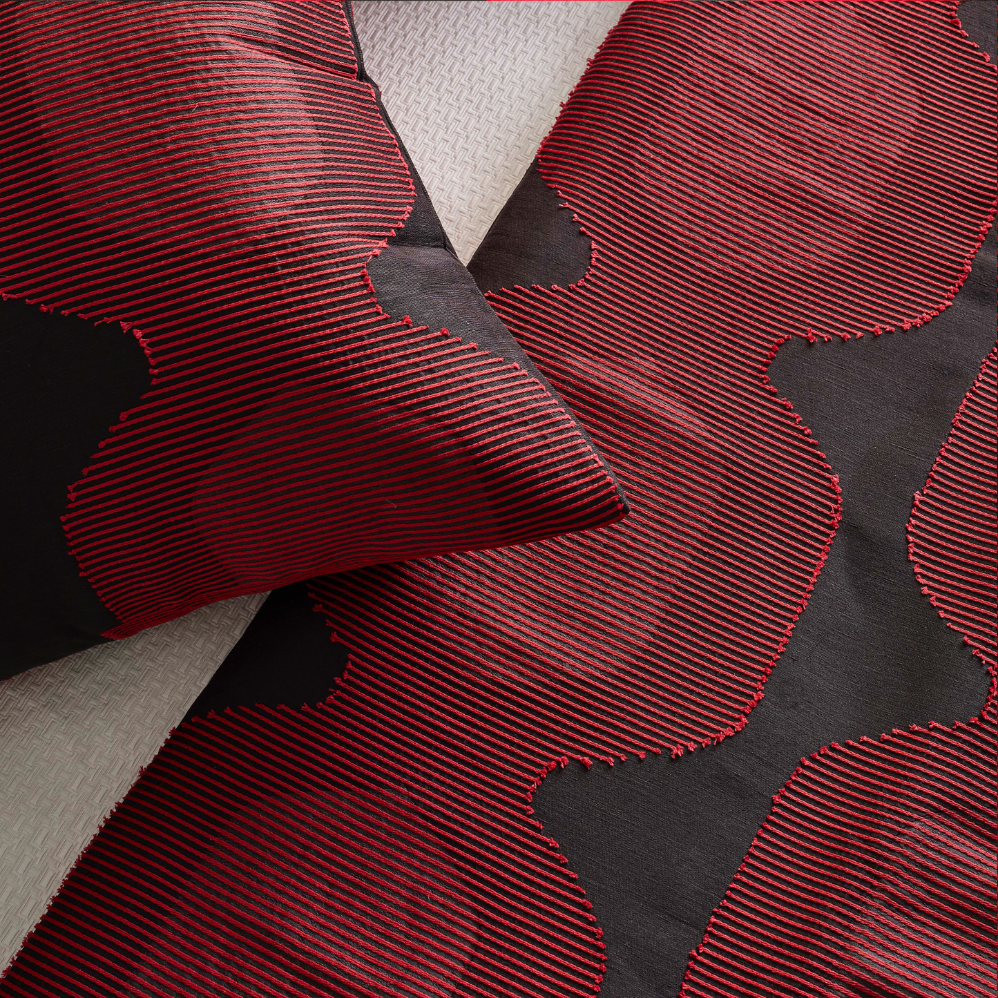 The Met x Ann Gish Lantern Bedding - Black/Red